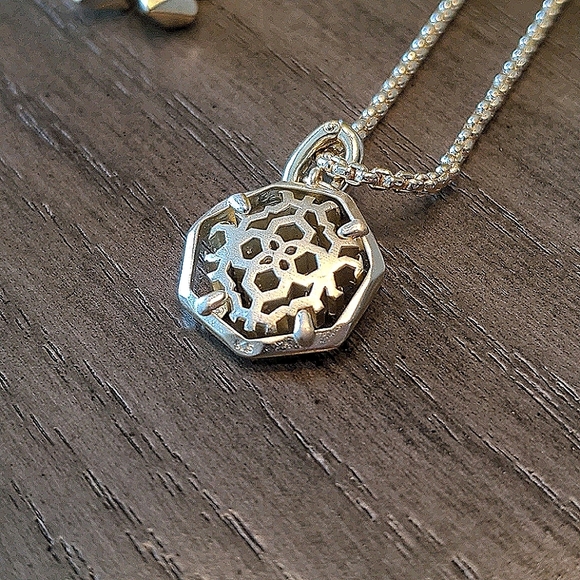 Kendra Scott Filigree Coin Charm Neckl 